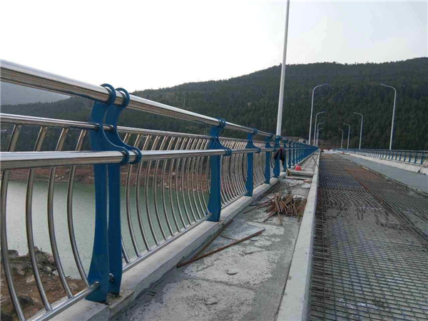 景德镇不锈钢桥梁护栏的特点及其在桥梁安全中的重要作用